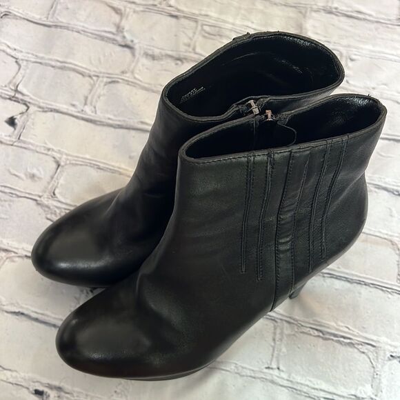 BCBG maxazria black leather ankle boots - Picture 7 of 13